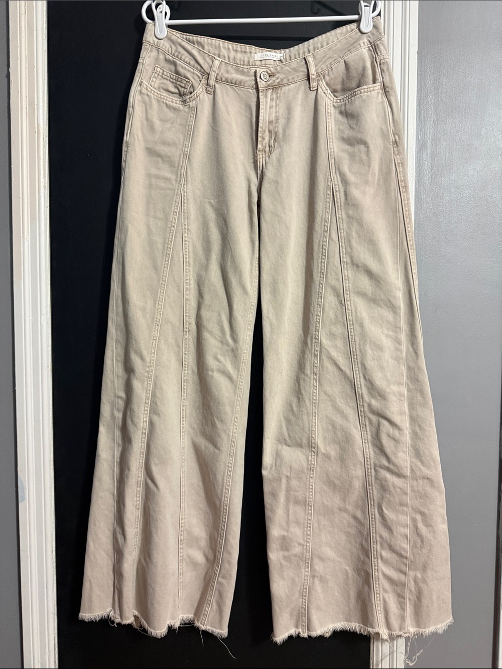 Sierra Beige Low Rise Wide Leg Jean Size: 30 Inseam: 31.5”